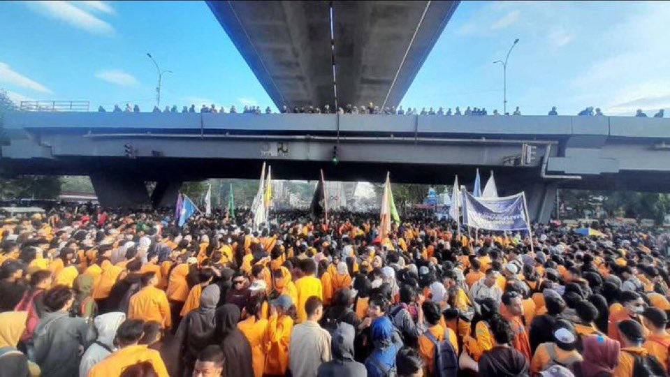 aingriwehuy's tweet photo. 🚨RIBUAN MAHASISWA DI MAKASSAR MULAI MELAKUKAN SERUAN AKSI✊‼️

Stay Safe dan Semangat untuk yang turun ke jalan hari ini✊‼️

KAWAL SAMPAI MENANG‼️

#KawalPutusanMK 
#TolakPolitikDinasti 
#TolakPilkadaAkal2an
#KawalSampaiMenang https://t.co/WZQzSd9r02