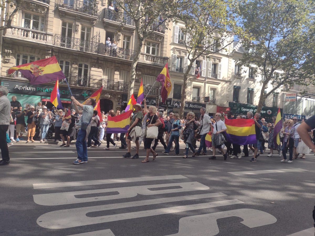 Igual que hace 80 años, los descendientes de los republicanos del exilio desfilaron en París con los blindados que liberaron la ciudad del dominio nazi