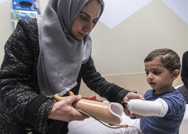 rafiullahziar's tweet photo. I can't help but feel heartbroken seeing this Palestinian child, crying for three hours because he can't hold a spoon and eat like his siblings. His arms were amputated in an Israeli airstrike on Al-Nuseirat camp. This is a crime against humanity. #FreePalestine #EndTheOccupation https://t.co/uorPiO6ONm
