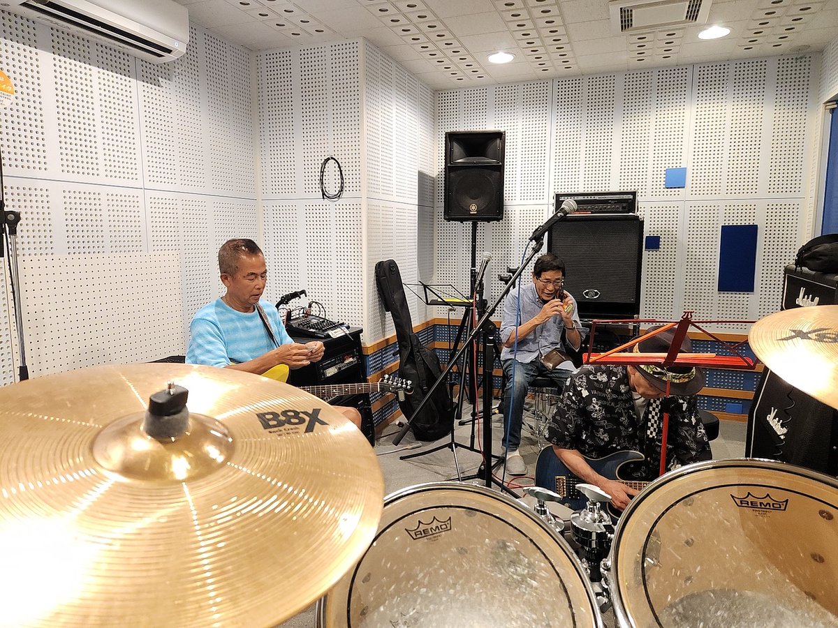 keiyoshidakds's tweet photo. ミッキー大場さんバンドの練習に、
夙川に有りますスタジオ「NU-VU」に来させて頂いています🎵
#ミッキー大場 #NUVU #バンド #夙川 https://t.co/WDrmj0qAd8