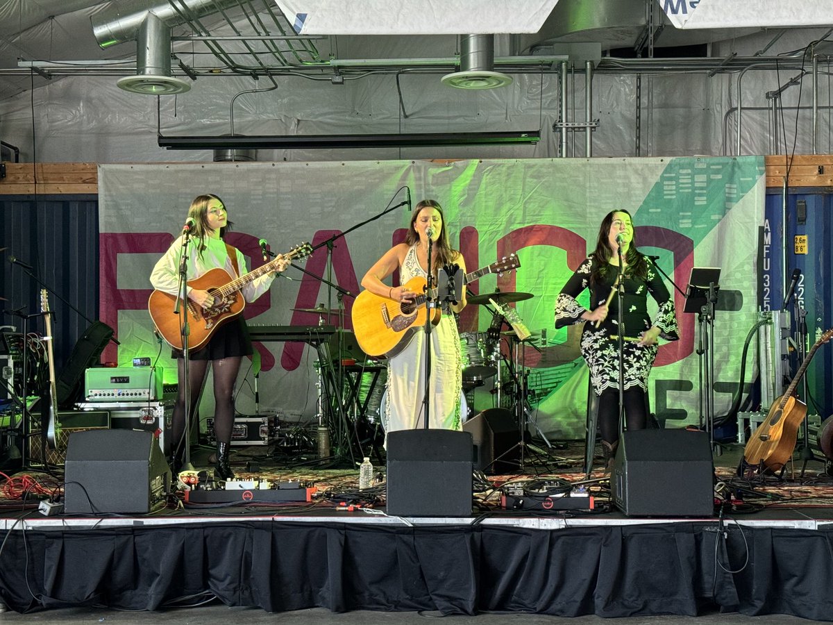 GregoireHelene's tweet photo. ⁦⁦@CollegeLaCite⁩ était présente à la ⁦⁦@FrancoFete⁩ ce weekend. Bravo à nos ami.e.s ⁦⁦@CelesteLevis⁩ et les Rats d’Swompe pour leur magnifiques prestations et longue vie à la ⁦@FrancoFete⁩!
⁦@LaCiteToronto⁩ 
⁦@stacktmarket⁩ https://t.co/fxAuZshgnK