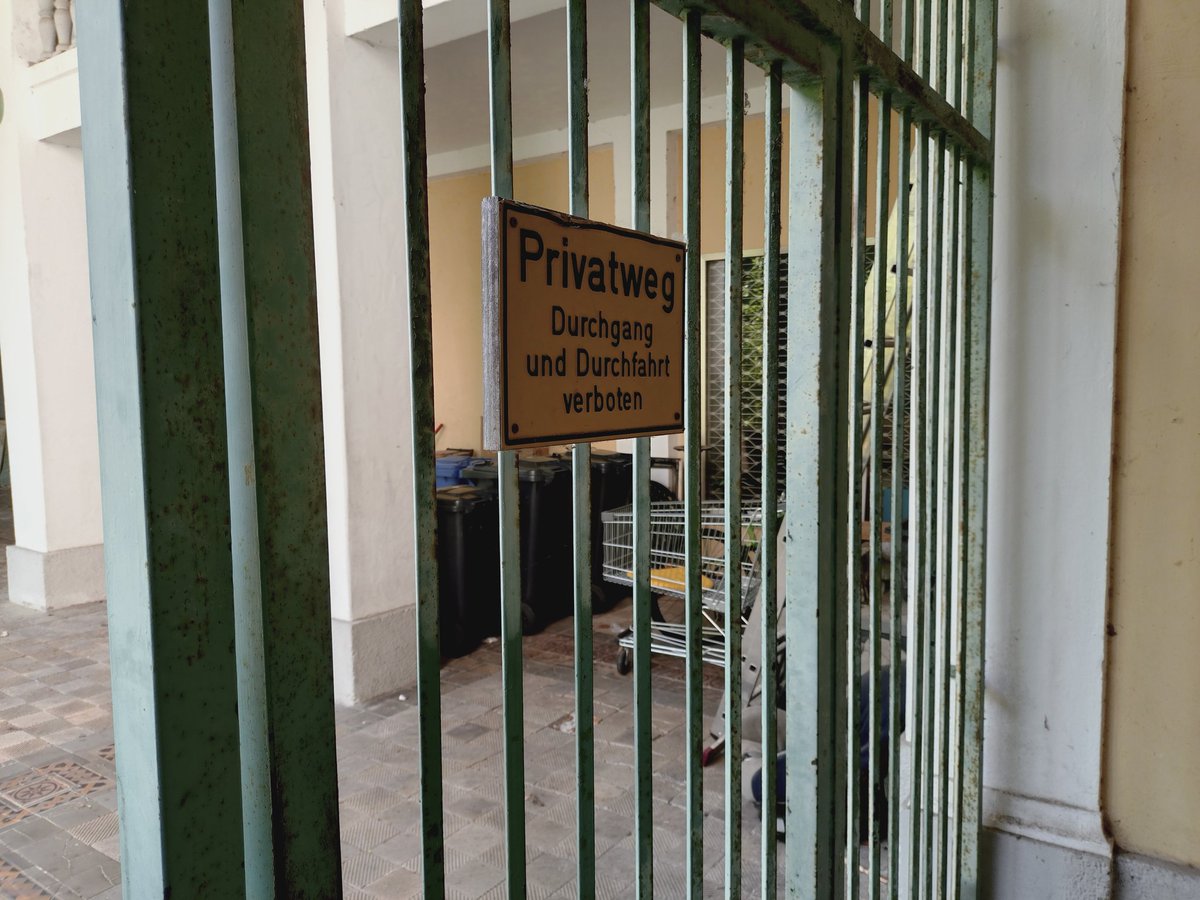 Privatsphärenwagerl in Oberbayern
<a href="/Wagerlkunst/">Einkaufswagenkunst</a>