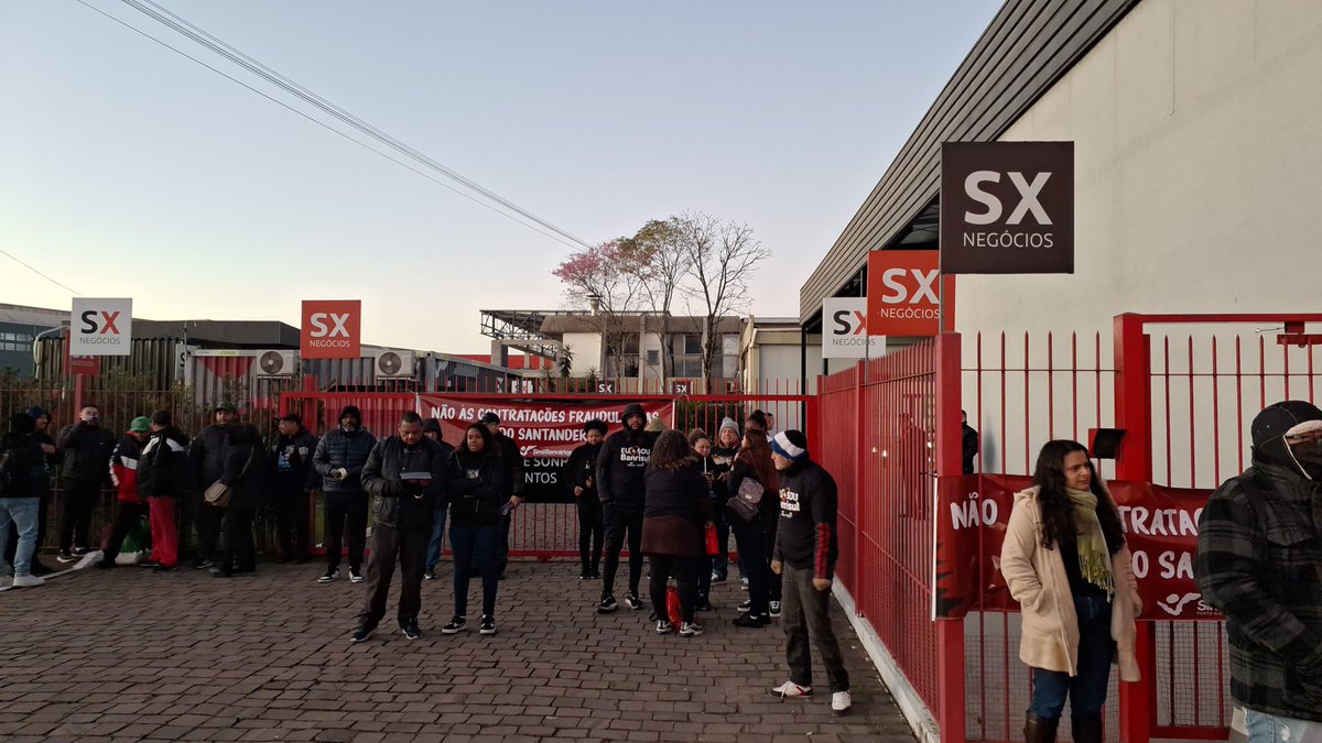 neivaribeirosp's tweet photo. A SX Negócios em Nova Friburgo amanheceu em protesto contra as terceirizações promovidas pelo @santander_br . Hoje é dia Nacional de luta e os trabalhadores exigem respeito. #MerecemosRespeito https://t.co/CPsPCb0mek