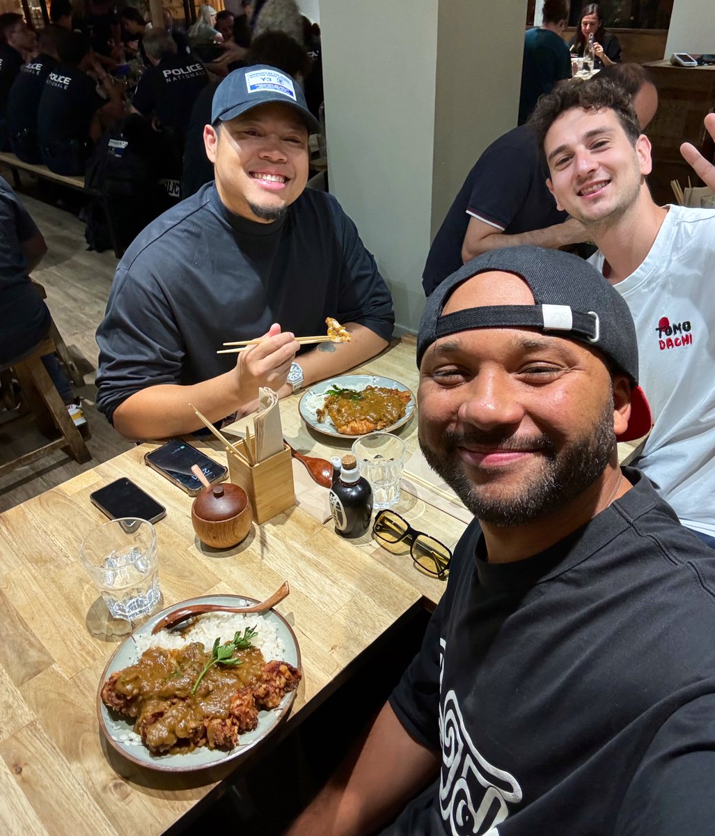 Hier c'était aussi l'occasion de revoir la team et tous les potes ! <a href="/Djigui/">Djiguito| SHERIFF BOY 🌵</a> m'a même remis ce super shikishi Slam Dunk 😭❤️! T'es vraiment un boss 🏀

s/o <a href="/Bytell2/">マキシム/Bytell</a> <a href="/KayvanOjisan/">Kayvan</a> <a href="/hieu__thao/">Hieu Thao</a> 🫰📸