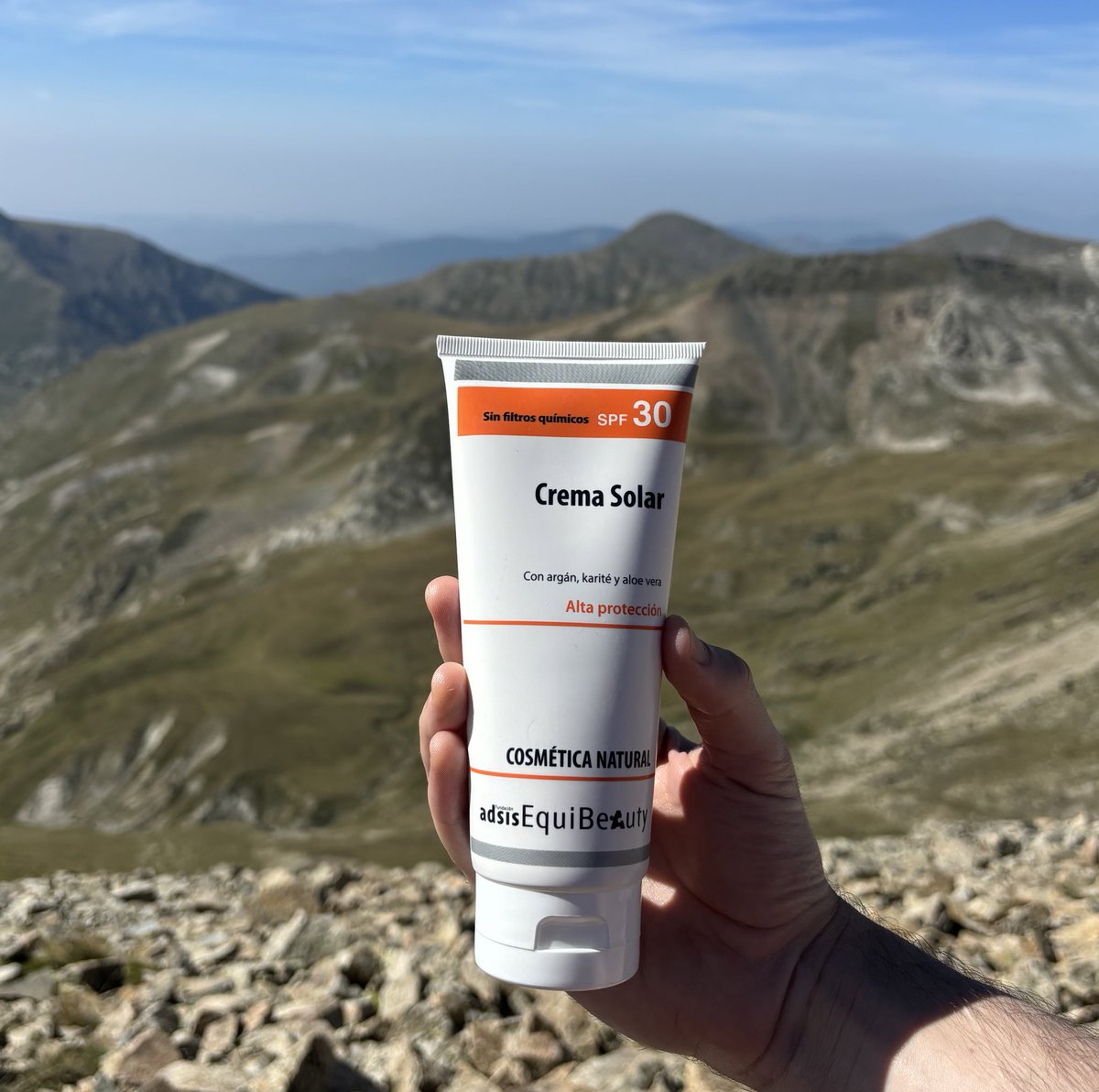 EquiMercado's tweet photo. Ya sea en la playa o en la montaña, protége tu piel del sol con este fantástico protector solar natural sin filtros químicos. Y disfruta que aún queda verano! @FundacionAdsis https://t.co/HqO0RZJZ3n