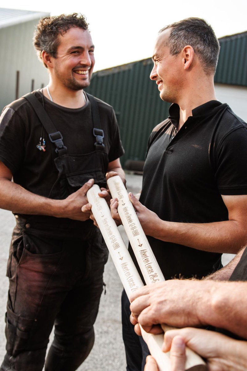 ...Er loopt een traan over zijn wang en ik huil mee... zouden onze ouders ook zo aan de tafel gezeten hebben vraag ik...we kijken elkaar aan...we weten het niet...

facebook.com/share/v/XvapKZ…