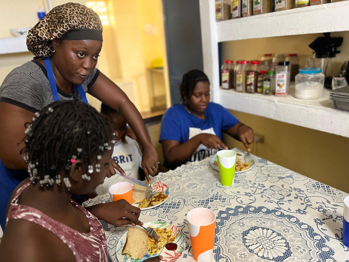 BeLikeBrit's tweet image. We're making the most of summer by teaching our kids a variety of skills! Today, our head chef turned into an etiquette guru, showing some of our girls the art of dining with style. Who knew napkin folding could be so entertaining? #SummerSkills #DiningEtiquette #FunLearning