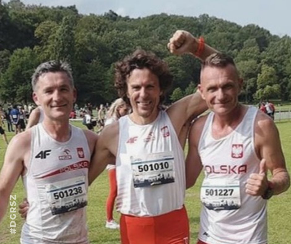 DGeneralneRSZ's tweet image. Brąz 🥉 na Mistrzostwach Świata!

Chor. Mariusz, szef sportu #7BOW, zdobył brązowy medal drużynowo w crossie na 8 km podczas Mistrzostw Świata, które odbyły się w Göteborgu. Pierwsze miejsce zajęli Hiszpanie, drugie Duńczycy. 

✔️ W kategorii masters (50 - 55 lat) wystartowało