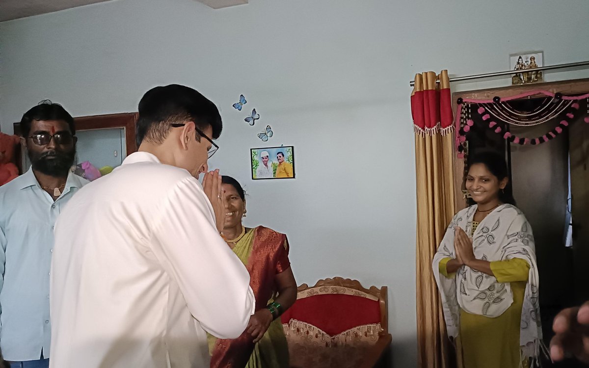ghatge_raje's tweet photo. देशकार्य हेच ईश्वरकार्य!

आजरा तालुक्यातील चव्हाणवाडी गावात वास्तव्यास असणारे अनिकेत संजय जांभळे यांची भारतीय सैन्यदलात निवड झाली असून या अनुषंगाने दौऱ्यावर असताना त्यांच्या निवासस्थानी भेट दिली.

यावेळी त्यांच्या कुटुंबियांची भेट घेत सत्कार केला आणि अभिनंदन करत शुभेच्छा दिल्या. आपले सर्वस्व देशासाठी अर्पण करणारे जवान पाहून अंगावर रोमरोम उभे राहतात आणि मनात अभिमानाची भावना जागृत होते. अनिकेत करत असणारे कार्य कौतुकास्पद असून त्यांच्या कुटुंबाचा पाठिंबाही नक्कीच स्तुत्य आहे.

#kagal #Congratulations #greetings