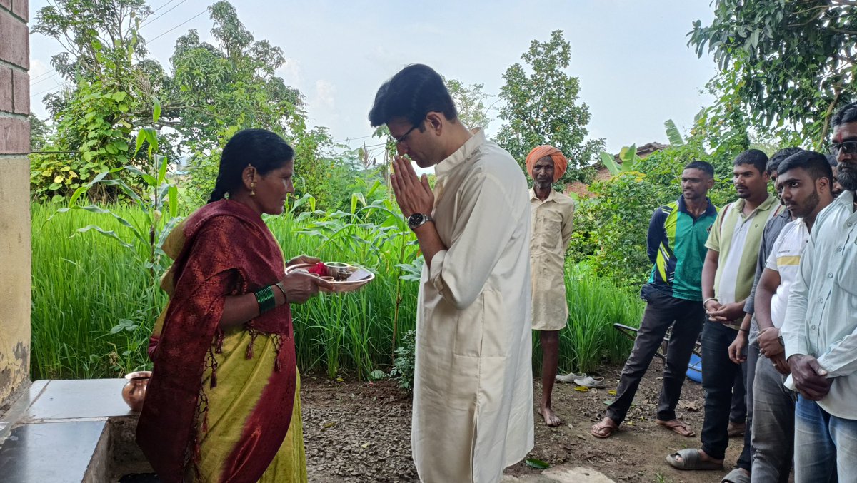 ghatge_raje's tweet photo. देशकार्य हेच ईश्वरकार्य!

आजरा तालुक्यातील चव्हाणवाडी गावात वास्तव्यास असणारे अनिकेत संजय जांभळे यांची भारतीय सैन्यदलात निवड झाली असून या अनुषंगाने दौऱ्यावर असताना त्यांच्या निवासस्थानी भेट दिली.

यावेळी त्यांच्या कुटुंबियांची भेट घेत सत्कार केला आणि अभिनंदन करत शुभेच्छा दिल्या. आपले सर्वस्व देशासाठी अर्पण करणारे जवान पाहून अंगावर रोमरोम उभे राहतात आणि मनात अभिमानाची भावना जागृत होते. अनिकेत करत असणारे कार्य कौतुकास्पद असून त्यांच्या कुटुंबाचा पाठिंबाही नक्कीच स्तुत्य आहे.

#kagal #Congratulations #greetings
