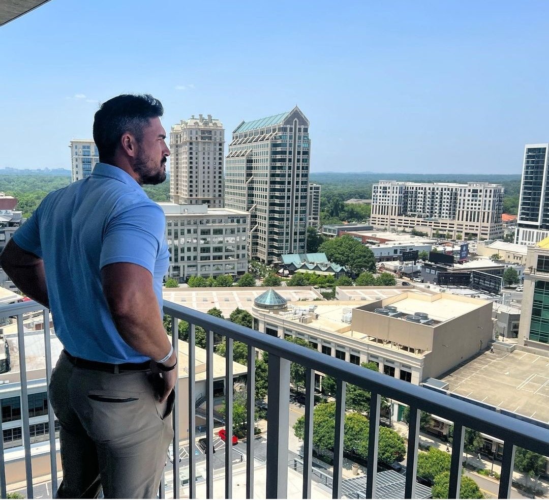 A 170 pies de altura en Atlanta, no hay muchas de estas casas 1/1 a la venta aquí en el corazón de Buckhead. Próximamente