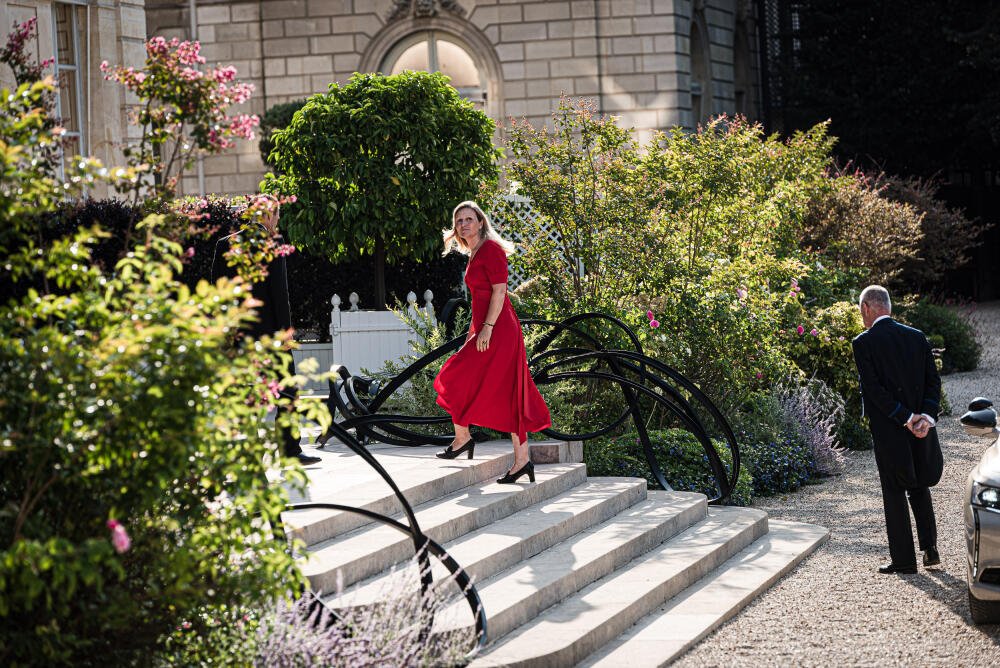 La montée des marches de l'Elysèe , alors que revoilà la sous préfète....