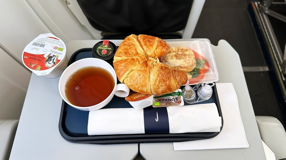 angeloedades's tweet photo. Meal onboard BA8246 MAN - BLL ✈️ 🇩🇰
.
.
#instaaviation #planefood #dornier #dornier328jet #sunair #britishairways #ba #j328 #dornier328 #aviation #man #manchester #bll #billund https://t.co/Bt8oM4g0xM