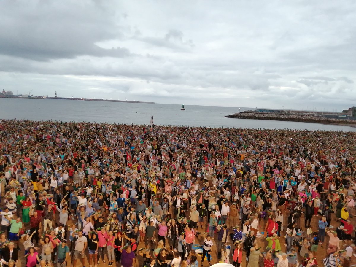 El próximo viernes 30 de agosto desde las 18:30 h acude a la playa de Poniente a participar en el record mundial de escanciado simultaneo, de la XXXIII Fiesta de la Sidra Natural de Gijón, con nuestra sidra institucional Valdeboides, la sidra oficial del Récord.