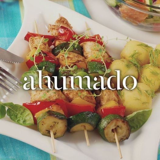 No, en verano no hay por qué comer siempre ensalada 🥗 Puedes preparar recetas ricas y rápidas como esta: pinchos de carne de pollo marinado con #AOVE ahumado de ENVERO y verduritas 🍅🥒🥔 ¿Te apetece probarlo? 👉 ow.ly/d5hP50F21JW

#ahumado #evoo #aromatizado #envero
