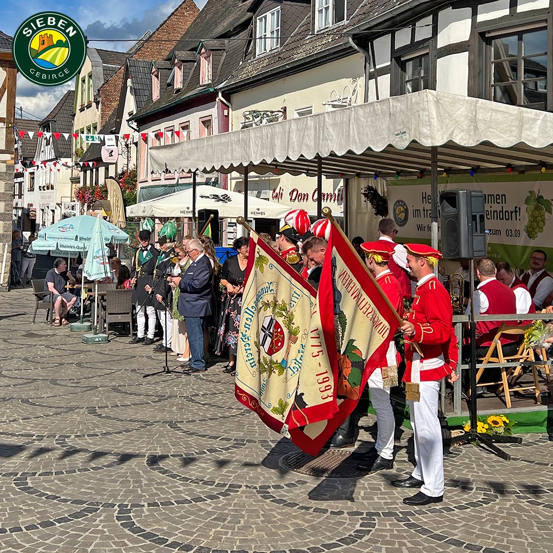 Das7Gebirge's tweet photo. Wein- & Heimatfest #Unkel
Am kommenden Wochenende von Fr. bis So. wird auf dem Willy-Brandt-Platz in Unkel gefeiert; in Rhöndorf auf dem Ziepchensplatz am Sa. & So.
Festzug am So. nach Ankunft der Weinkönigin.
Wir wünschen viel Spaß …
Ihr Team der Tourismus #Siebengebirge GmbH https://t.co/0mGtl92s3a