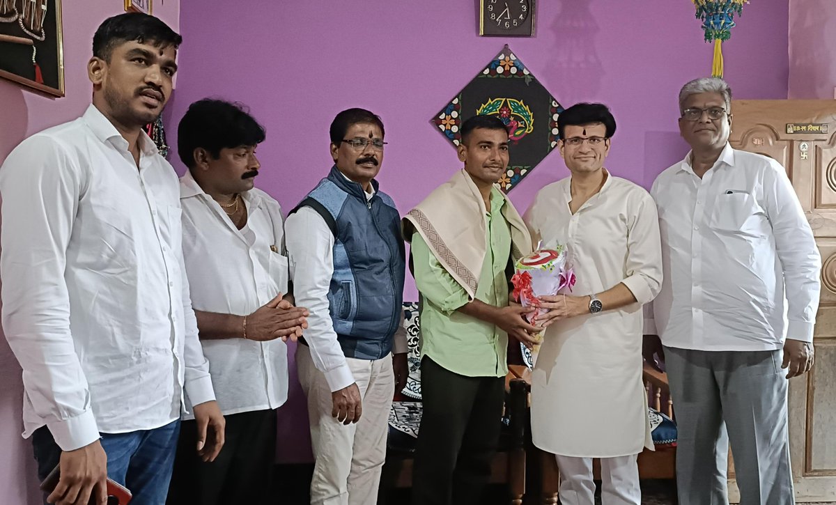 ghatge_raje's tweet photo. सद रक्षणाय, खल निग्रहणाय। 

आजरा तालुक्यातील होण्याळी गावातील रहिवासी निलेश विष्णू मोरबाळे या युवकाची सिंधुदुर्ग या ठिकाणी पोलीस पदी निवड झाली असून या निमित्ताने दौऱ्यावर असताना त्यांच्या घरी जाण्याचा योग आला.

यावेळी त्यांच्या कुटुंबियांची भेट घेऊन अभिनंदन केले आणि भावी वाटचालीसाठी अनेक शुभेच्छा दिल्या. आज पोलीस विभागात ते करत असलेले कार्य अभिमानास्पद असून आम्हाला त्यांचा सार्थ अभिमान वाटतो, असे प्रतिपादन केले.

#kagal #Congratulations #greetings