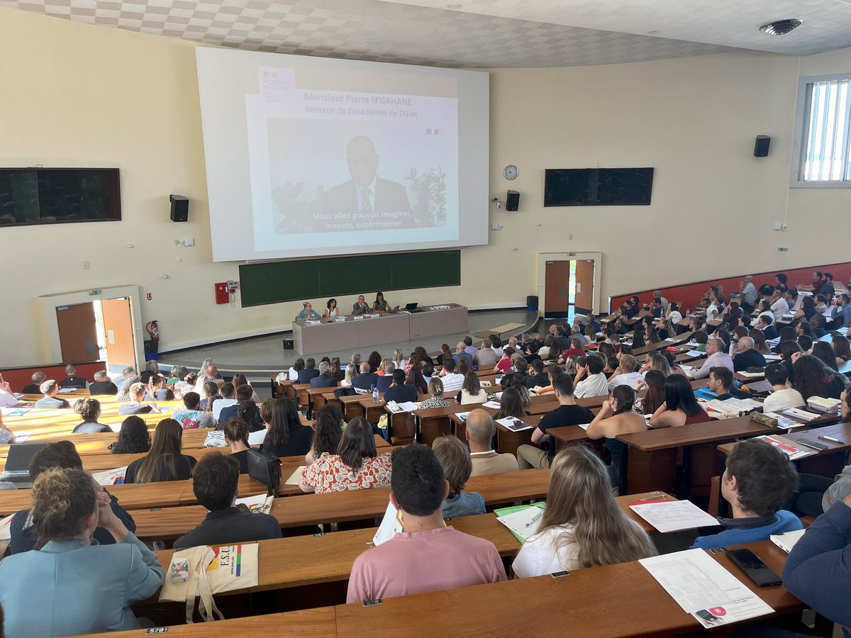 INSPE_BOURGOGNE's tweet photo. Ce matin, avec @AcademieDijon @NNgahane et @univbourgogne @vin_thomas , @ElsaRipert directrice de notre INSPE a eu le plaisir d’accueillir les FSTG de l’académie.
L’opportunité de faire leur connaissance en direct .
À découvrir dans les posts 👇🏻… 1/7 https://t.co/Q1LvhesygM