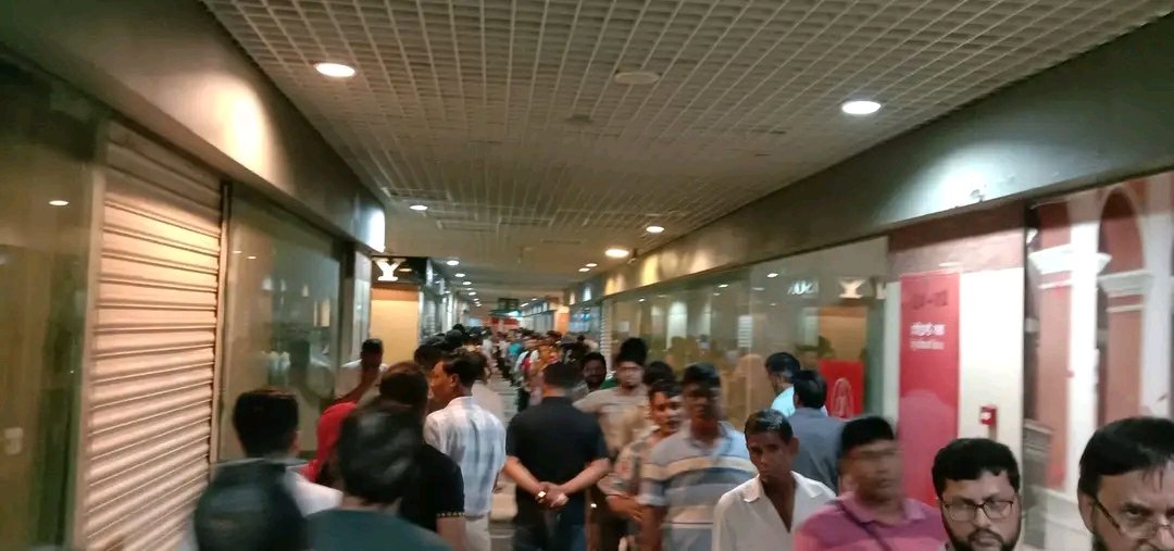 iSoumikSaheb's tweet photo. Sea Of People Waiting Outside Indian Visa Center To Submit Their Passport 

But Visa Center Says All Of Their Staff Now In India. They Can Not Control Such Huge Amount Of Passport With No Man Power. 

But Public Is Not Agreeing. They Want Indian Visa Anyhow 🙄

#BangladeshCrisis #India