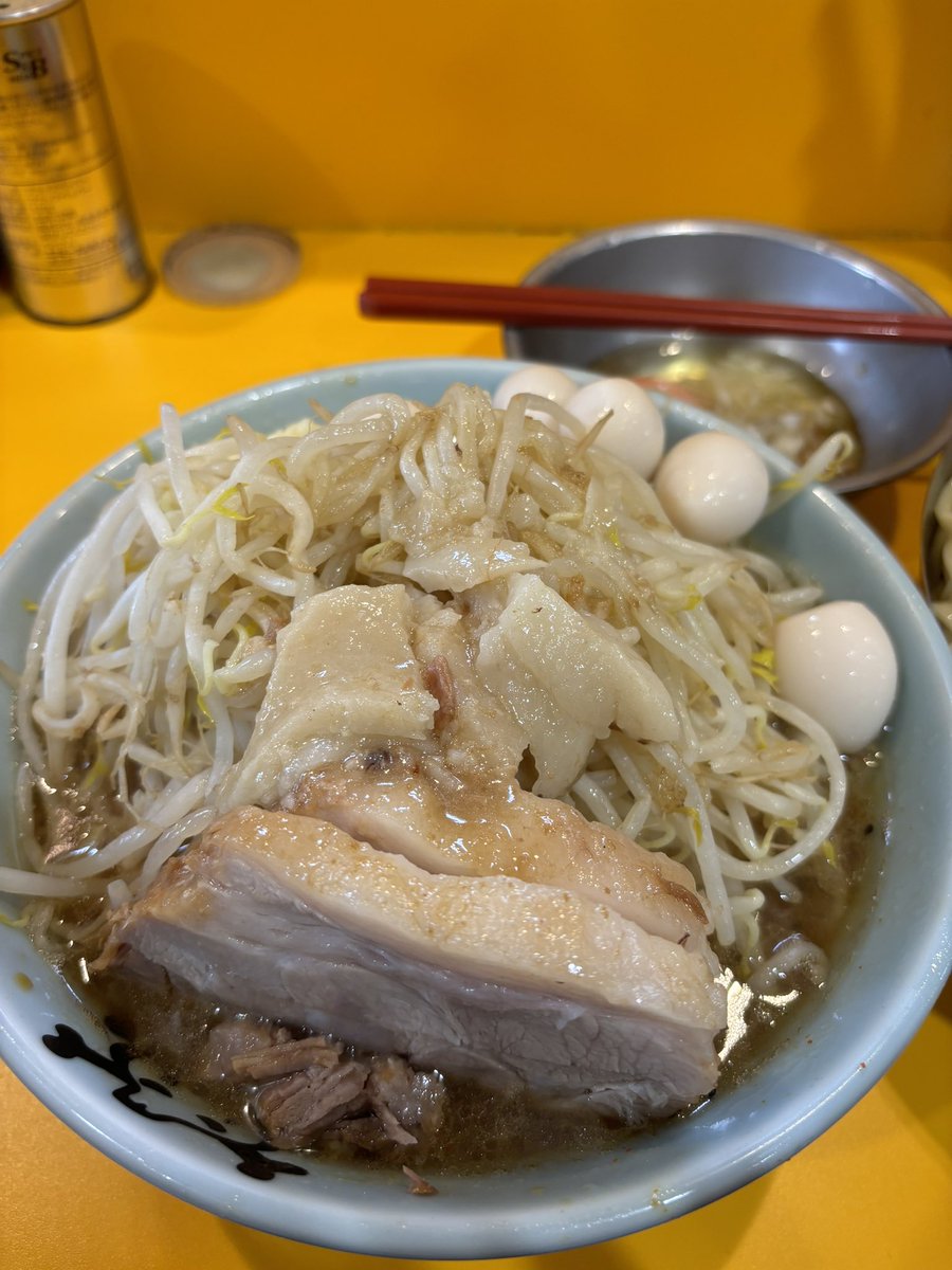 extreme_eating's tweet photo. ラーメン二郎野猿街道店Ⅱ

シークワーサーつけ麺
ヤサイニンニクアブラ

たまねぎたまご

は〜、美味すぎ
夏よ、これが夏よ☀️
やっと夏を迎えれて、そしてやっと夏を終えれる

しっかり冷水で締められたこの麺がたまらんのよね
中途半端な常温じゃなく、ちゃんと！ちゃんと冷たい🧊

最高の一杯でした https://t.co/pEh8Aeq092