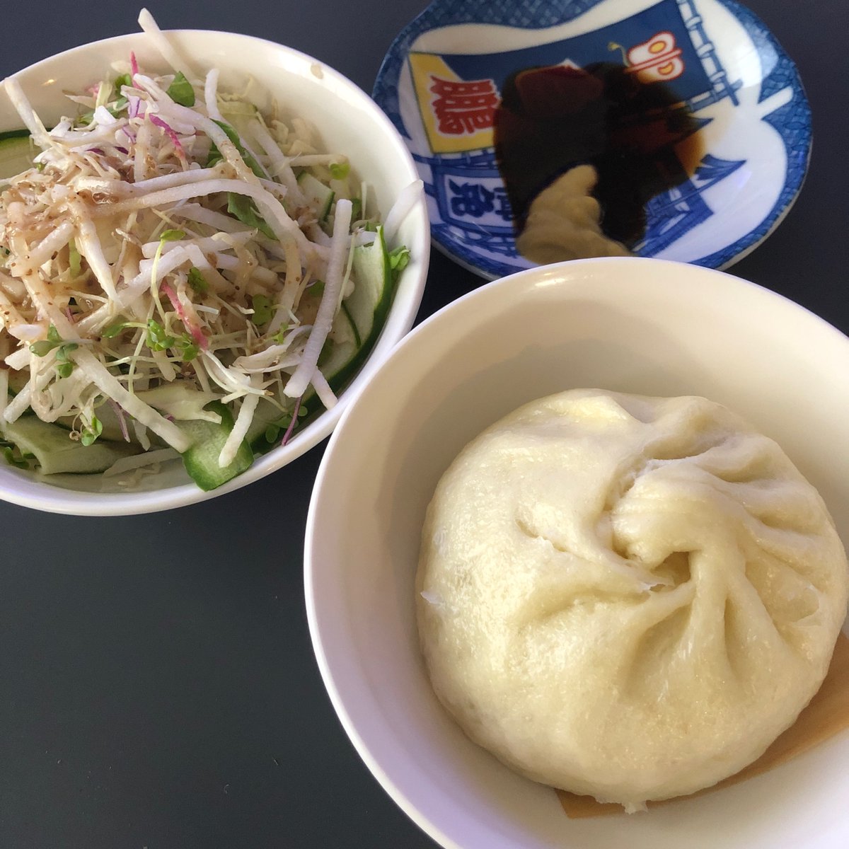 eats_tokyo's tweet image. 豚まん・サラダ
#porkbuns #蓬莱 #551 #お取り寄せ