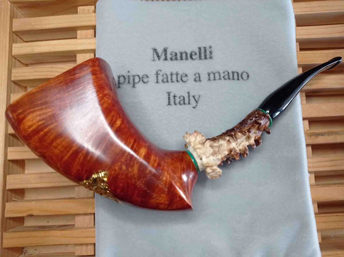 manellipipe's tweet photo. Manelli Hornet Magnum Collection smooth higt grade briar pipe, roe deer horn insert gold leaf, handmade Italy stem acrylic no filter n.1 oz.7,1  size long 8,70x4,58inch chamber 0,9x3,14inch #LiveEveryPipeMoment #PipeManelli #Manelli #briarpipe #tobaccopipe #handmade #manellipipe https://t.co/gPlBjujGiV