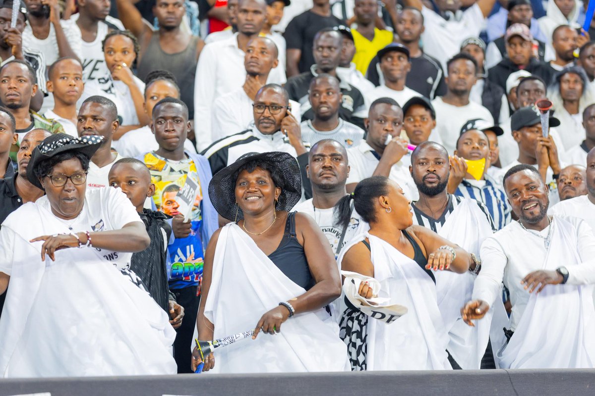 aprfcofficial's tweet image. We love seeing you smiling and happy 
.
.
Dukunda kubabona mwishimye mumwenyura.

#APRTupaNdani🤍🖤🦁