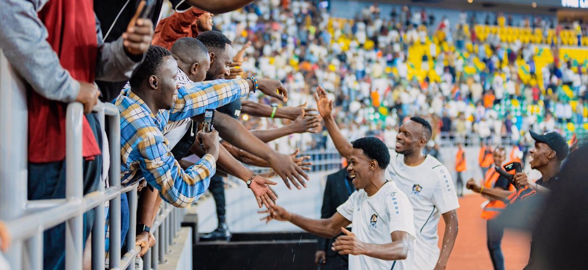 aprfcofficial's tweet image. We love seeing you smiling and happy 
.
.
Dukunda kubabona mwishimye mumwenyura.

#APRTupaNdani🤍🖤🦁