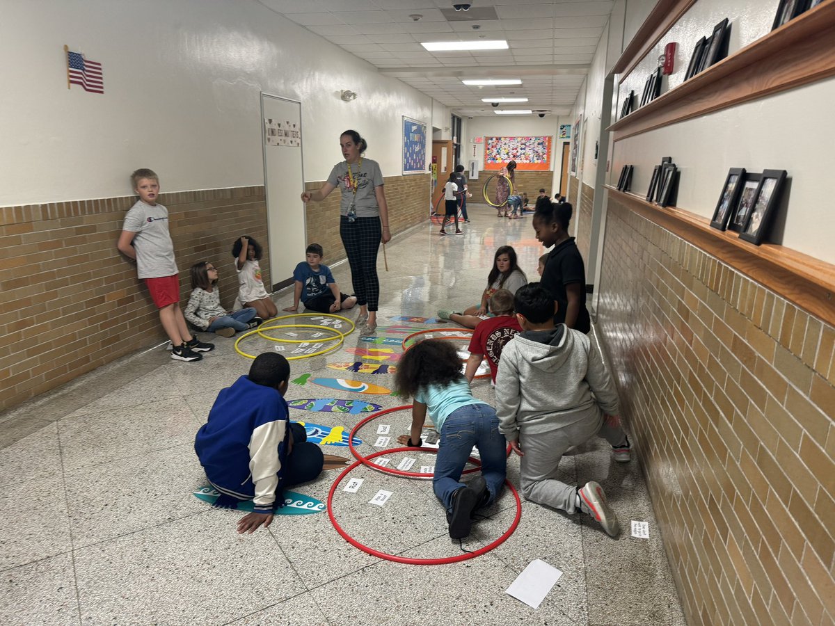 pmwirth's tweet photo. @IPSPark82 3rd graders are doing some hands on Venn Diagramming with hula hoops. Toad and Rat- what’s the same and what is different about the characters??? @AleesiaLJohnson @LelaSimmons19 @Erob624 https://t.co/JmsfjA6vdm