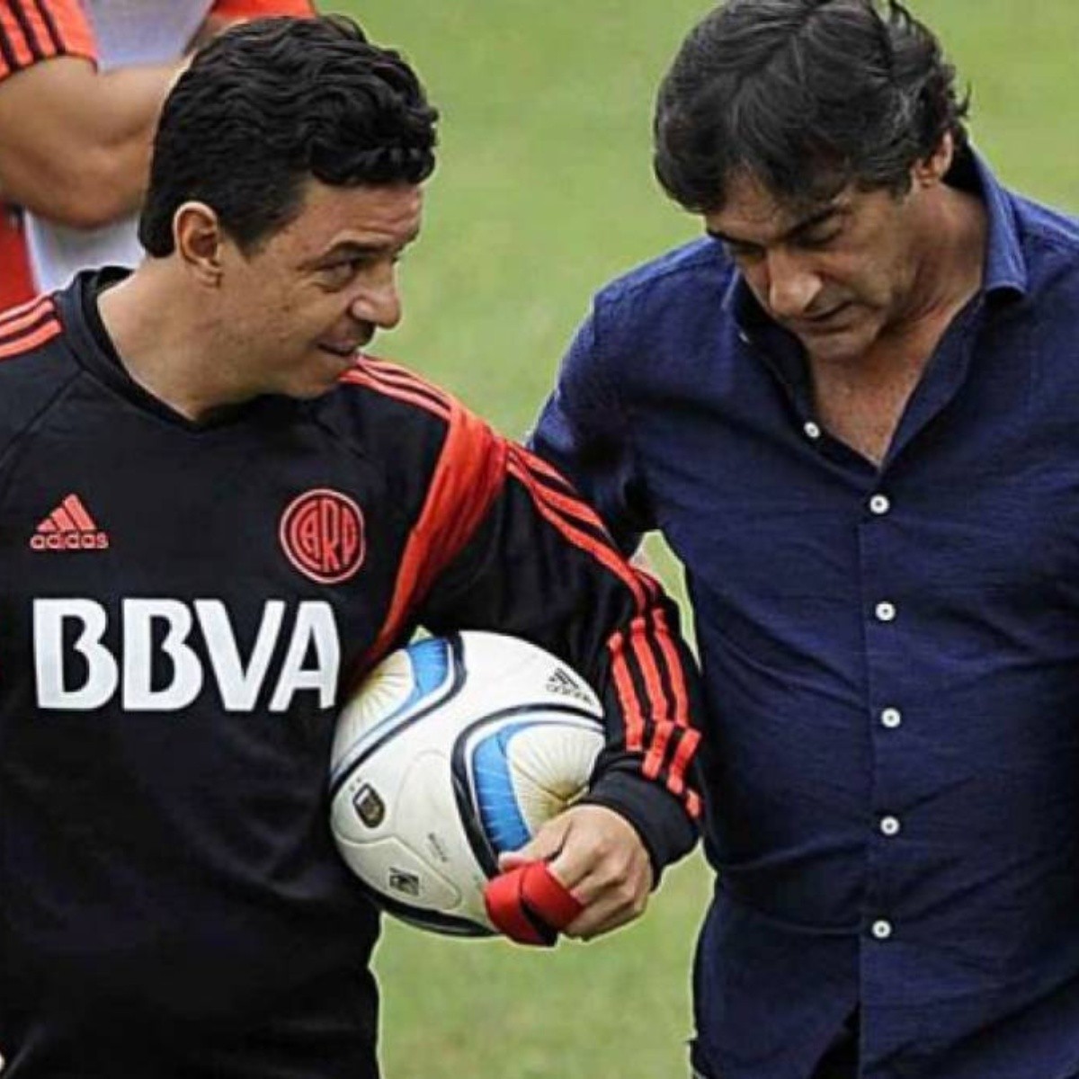 frabigol's tweet photo. 🚨 TENSIÓN EN RIVER.

Ante la baja de Aliendro, Gallardo le dijo a Francescoli: "Traeme un mixto".

El Uruguayo le acercó esta mañana al Muñeco un tostado mixto de jamón y queso y el Muñeco estalló al grito de "un refuerzo, no un tostado gordo pelotudo" y terminaron a los golpes. https://t.co/7OUXZl4jc9