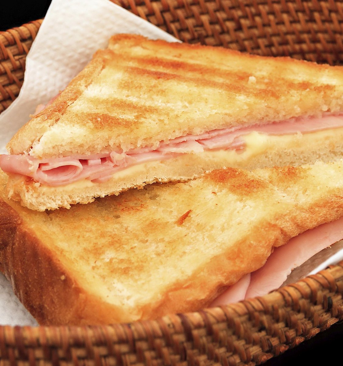frabigol's tweet photo. 🚨 TENSIÓN EN RIVER.

Ante la baja de Aliendro, Gallardo le dijo a Francescoli: "Traeme un mixto".

El Uruguayo le acercó esta mañana al Muñeco un tostado mixto de jamón y queso y el Muñeco estalló al grito de "un refuerzo, no un tostado gordo pelotudo" y terminaron a los golpes. https://t.co/7OUXZl4jc9