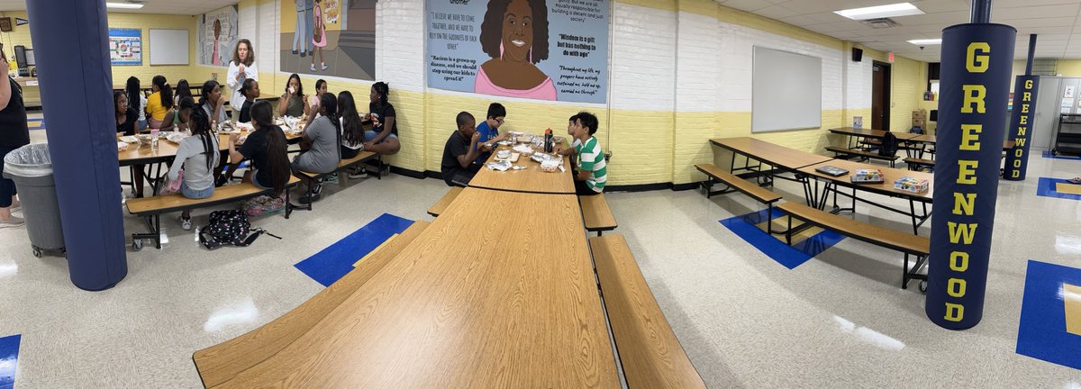 HTSD_Greenwood's tweet photo. 🎓Welcome Back 5th Grade Scholars!💙💛⁦@WeAreHTSD⁩ #LearnAndGrowLetTheKnowledgeFlow #6CoreValues https://t.co/dyPCrk0qkY