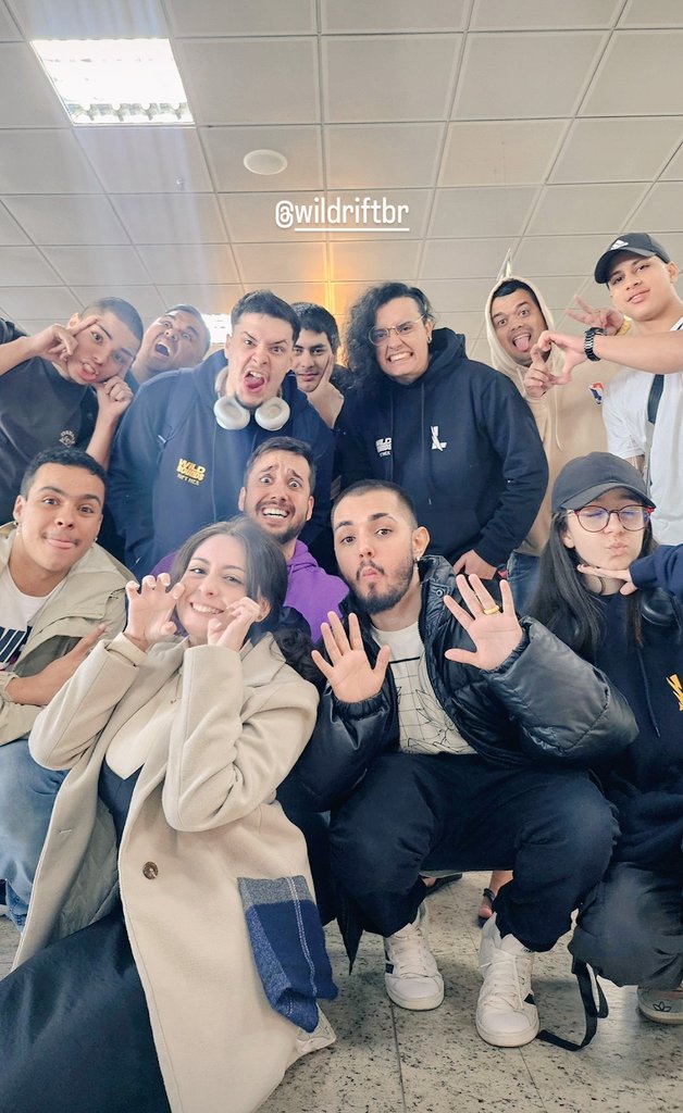 BeBackWR's tweet image. A última do evento 
Absurdoooo conhecer geral ❤️
Juntando dinheiro pro próx já.

Detalhe, o nerd falou ali.. vamo fazer o charm da Evelynn rsrsrs