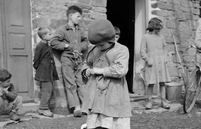 Tréhorenteuc, années 50. Ce cliché avait pour but de récolter des fonds pour l'association Save the children. Cette photo nous parle d'un temps où la Bretagne bénéficiait d'une aide au développement.
À voir dans le mag ➡️ lcl.bzh/lm-fci10/

#lemagLCL #LundiRessources