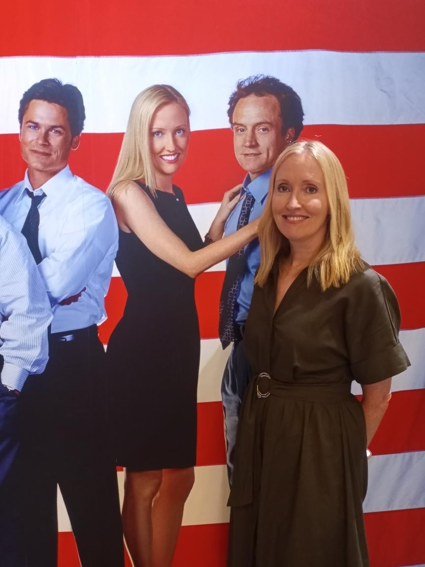 Janel Moloney celebrating 25 years of TheWestWing at The Paley Museum! 🌟 Posing next to her character Donna Moss, bringing the nostalgia to life.

Get tix:  bit.ly/3xlkywK

#WestWing25 #PaleyMuseum #JanelMoloney