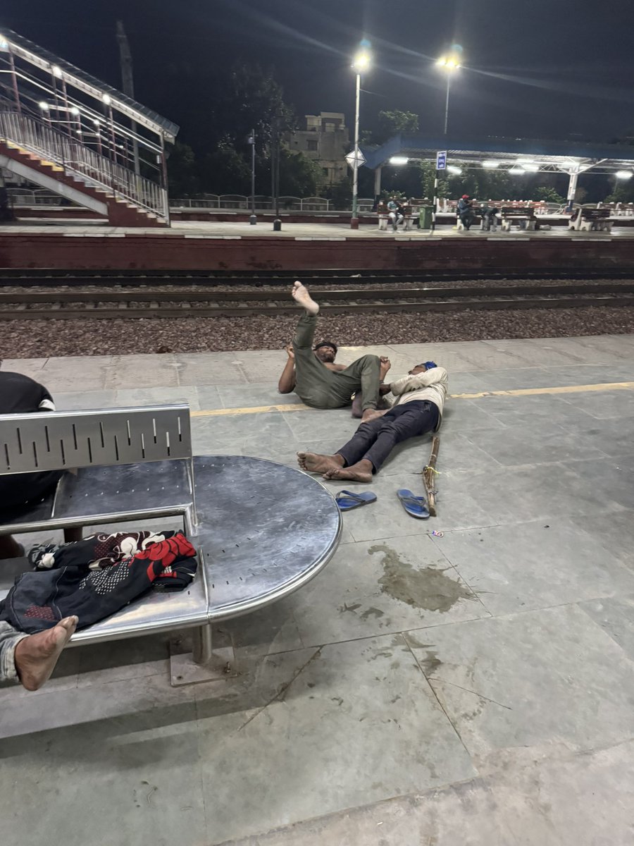 ravishukla1's tweet photo. @RailMinIndia @RailwayNorthern @AshwiniVaishnaw @rpfnr_ 
Waiting for my train and surprised to see utter chaos on platform no 1. Abuses being hurled, slaps exchanged. Not a single policeman in sight. Could spot at least 30 drunkards.
No waiting room for ladies, Kolkata in waiting https://t.co/w8Gcsbqrix