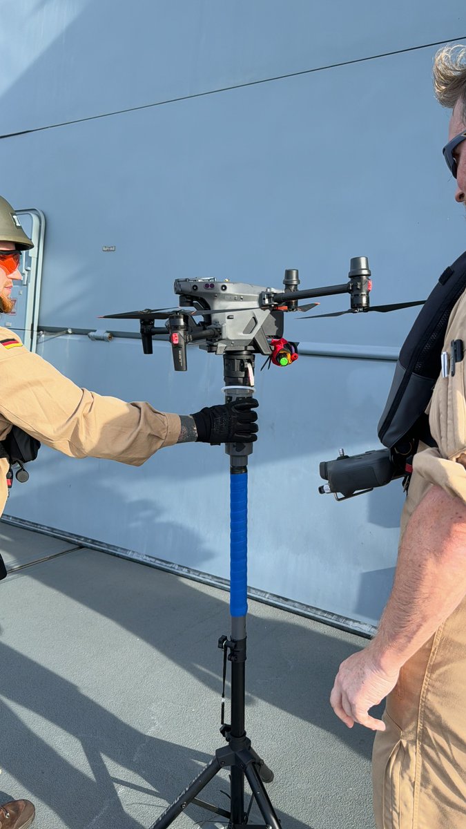 CdrDeuNavalAir's tweet photo. Dabei arbeiten bemannte und unbemannte Systeme nahtlos zusammenarbeiten. Der #SeaLynx #Mk88A steuert per Datenrover die multifunktionale Nutzlastkamera mit Wärmebild, Zoom und Laser-Entfernungsmesser – während die #SeaSpyder-Drohne noch auf dem Oberdeck steht. https://t.co/NYZMNJRKxF