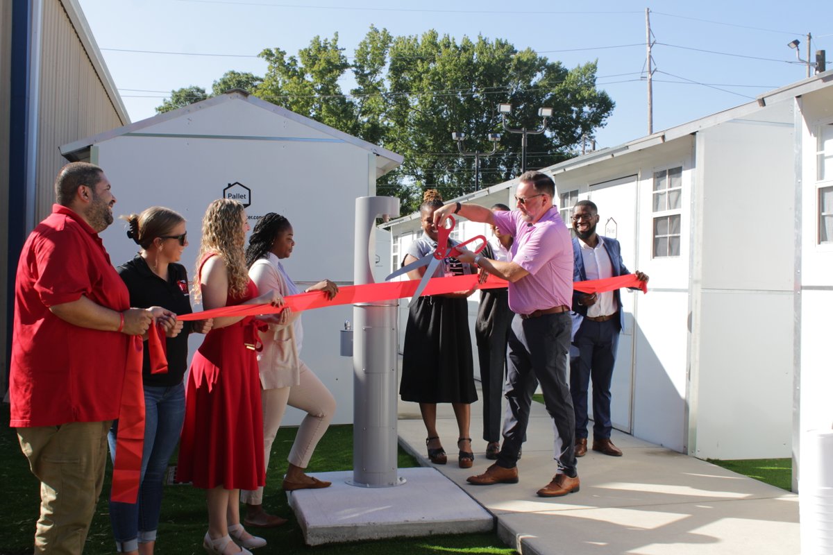 CityofColumbia's tweet photo. This morning, @AmericanHeartSC  and Ritedose Corporation have generously donated new water-filling stations at Rapid Shelter Columbia that will assist residents and further sustainability efforts at the facility. 

#TogetherWeAreColumbia https://t.co/ZVbSAYr3GI