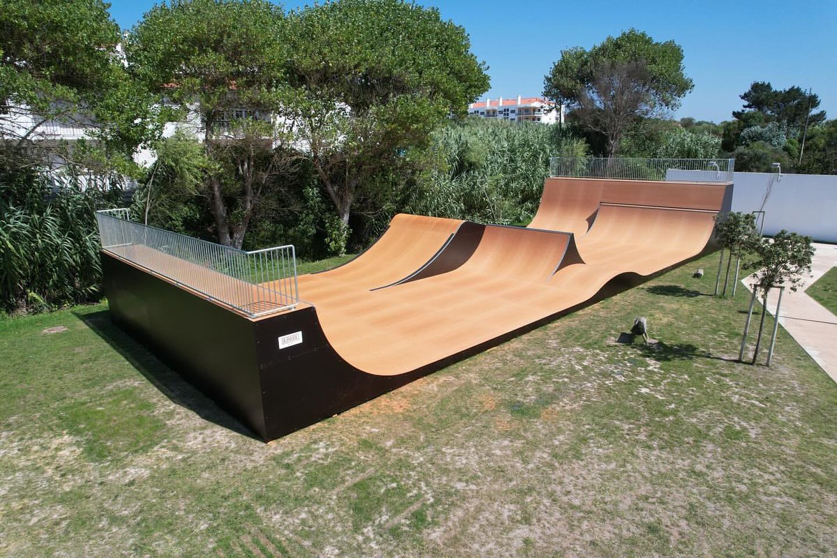 skatelite's tweet photo. What more do you need!? 😍 A beauty of a miniramp setup for the community in Praia de Santa Cruz, Portugal 🇵🇹 Built by @apark.eu and surfaced with #skatelite.
.
.
.
.
.
#skateboard #skateboardingisfun #skateboarding #miniramp #rampsurface #ramp #minirampmonday #portugal #build https://t.co/HiWy5LcQlR