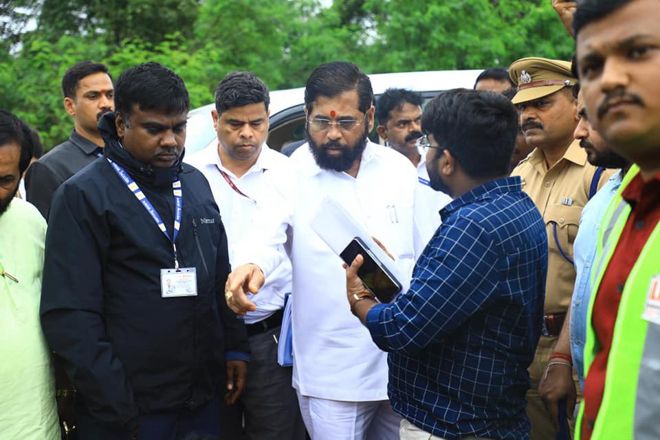 mieknathshinde's tweet photo. तसेच इंदापूर, लोणेरे येथे रस्त्यांची कामे आणि अंडरपासची कामे अर्धवट ठेवल्यामुळे ज्या नागरिकांचे जीव गेले त्यासाठी सदर कंत्राटदारांना जबाबदार धरून त्यांच्यावर सदोष मनुष्यवधाचा गुन्हा दाखल करण्याचे निर्देश रायगड जिल्हाधिकाऱ्यांना दिले. https://t.co/MLwSd0U3By