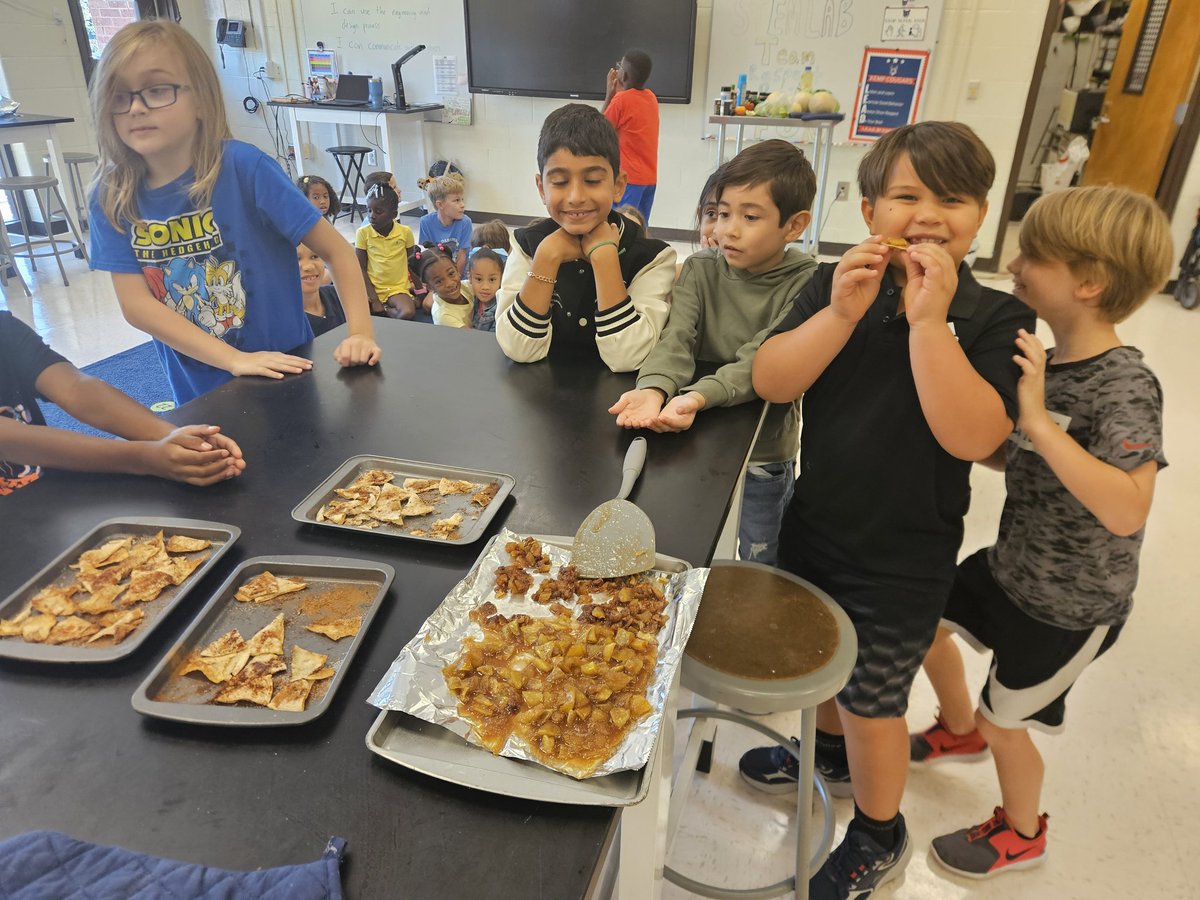 SciSean's tweet image. These candied apples are straight 🔥 @Kempcougars we even pickled peppers and cucumbers from the garden @STEMcobb @cobbscience