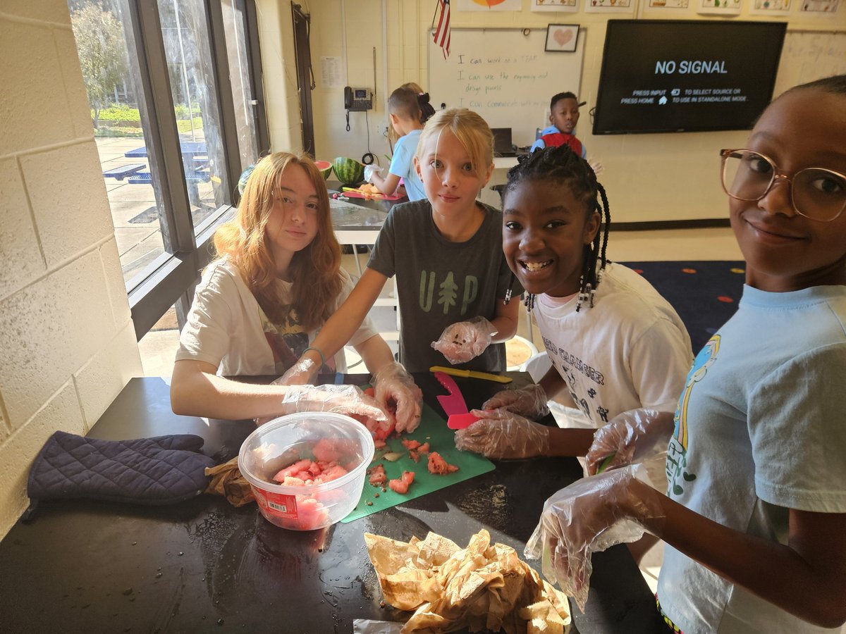 SciSean's tweet image. These candied apples are straight 🔥 @Kempcougars we even pickled peppers and cucumbers from the garden @STEMcobb @cobbscience