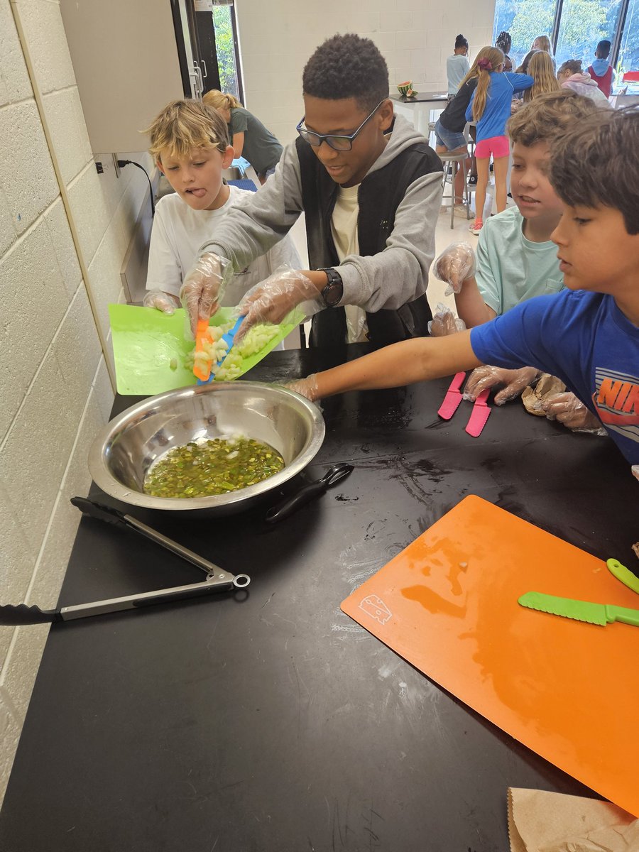 SciSean's tweet image. These candied apples are straight 🔥 @Kempcougars we even pickled peppers and cucumbers from the garden @STEMcobb @cobbscience