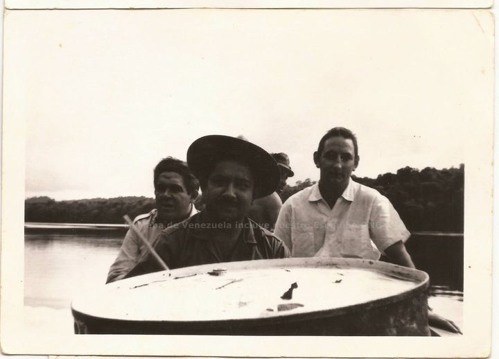 AntroCanal's tweet photo. El Teniente Sánchez Romero (sombrero) con personal civil llevando un barril de gasolina como suministro a la Isla mientras navegaban el Cuyuni. #26Ago #Anacoco #MiMapa https://t.co/cDEcWOzDEj