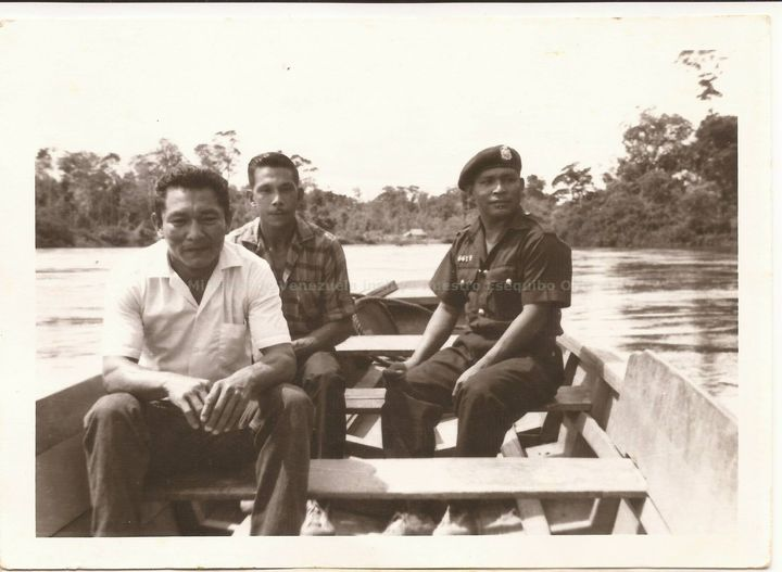 AntroCanal's tweet photo. Policía guyanés en Compañía de indígenas Pemones en el río Cuyuni fotografiado por el Teniente Sánchez Romero en 1966. #Anacoco #26Ago #MiMapa https://t.co/vXvZYncGIR