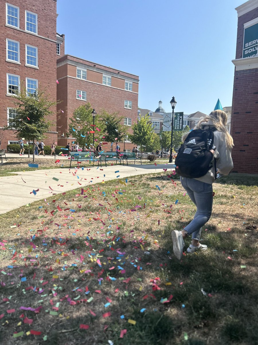 When the excitement of the confetti can results in blasting my player 😂😂 Sorry <a href="/Ashley58238674/">Ashley Sturgill</a>!! Welcome to Ohio!! Happy first day Bobbies 💚🤍#OUohyeah #ItsPoppin
