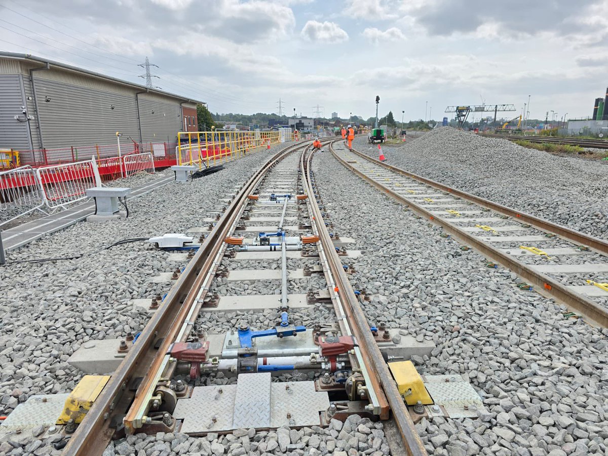 NetworkRailBHM's tweet photo. ππ·π»ββοΈπ·π½βοΈ track upgrades complete at #Duddeston to make journeys smoother & more reliable between @NetworkRailBHM & Coleshill Parkway as part of @networkrailβs #AugustRailWorks ππ½
Thank you to passengers for bearing with us while we improve the railway this bank holiday weekend https://t.co/Mglia7hwUO