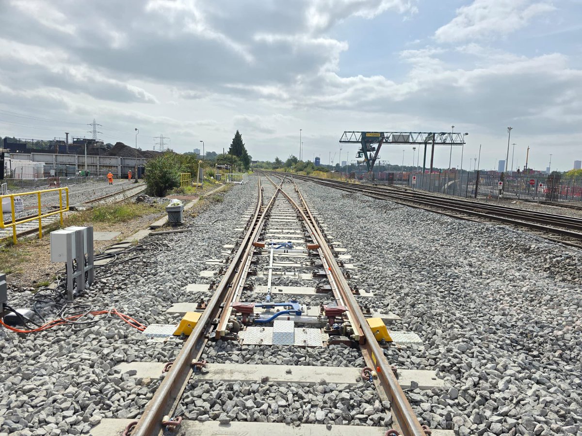 NetworkRailBHM's tweet photo. ππ·π»ββοΈπ·π½βοΈ track upgrades complete at #Duddeston to make journeys smoother & more reliable between @NetworkRailBHM & Coleshill Parkway as part of @networkrailβs #AugustRailWorks ππ½
Thank you to passengers for bearing with us while we improve the railway this bank holiday weekend https://t.co/Mglia7hwUO