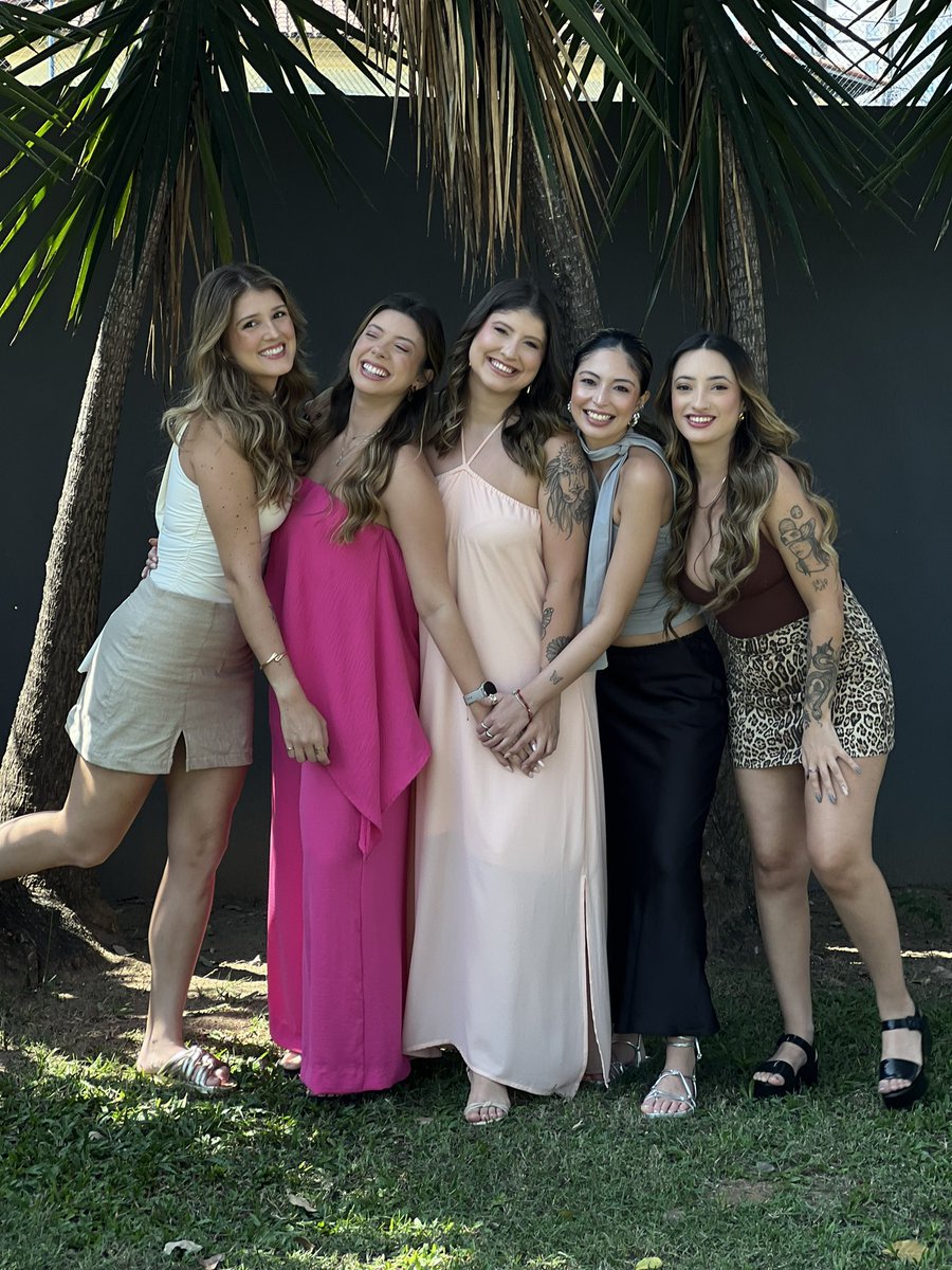 swiftpuente's tweet photo. É muito surreal pensar que essa amizade nasceu aqui e hoje é uma das conexões mais verdadeiras que eu tenho. Parece que a gente se conhece há anos e que estamos juntas fisicamente todos os dias. Eu amo vocês 🩷 @puentestyles @fentypuente @anahisupremacy @anahimiyy https://t.co/65au2KK4tO