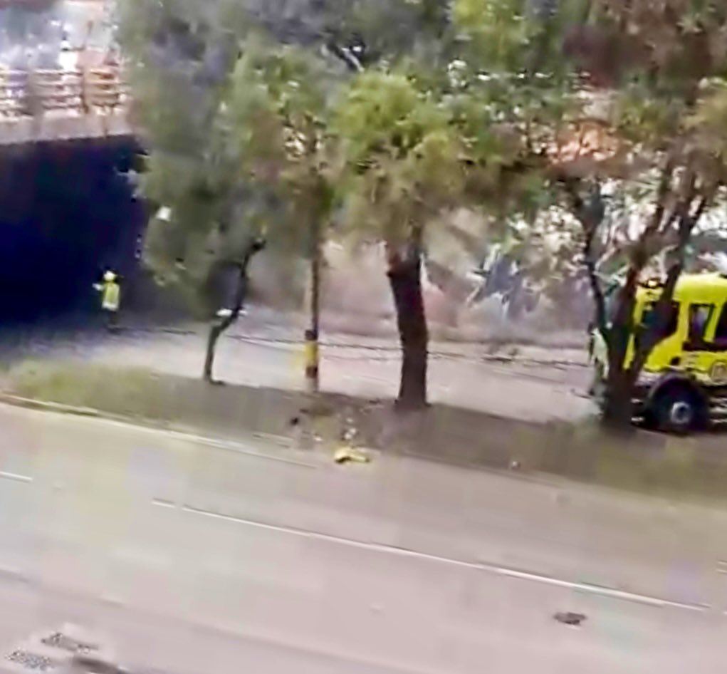 DAGRDMedellin's tweet photo. Unidades #BomberosMedellín controlaron incendio vehicular en soterrado de los puentes. No se reportan lesionados. Info oficial DAGRD Medellín. @AlcaldiadeMed Tomar rutas alternas este lugar. https://t.co/Adf8XoBcNt
